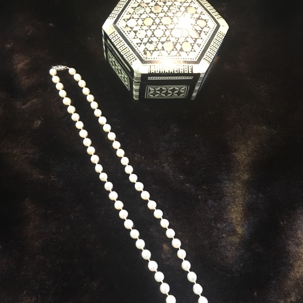 18” Pearls - Picture 2 of 4